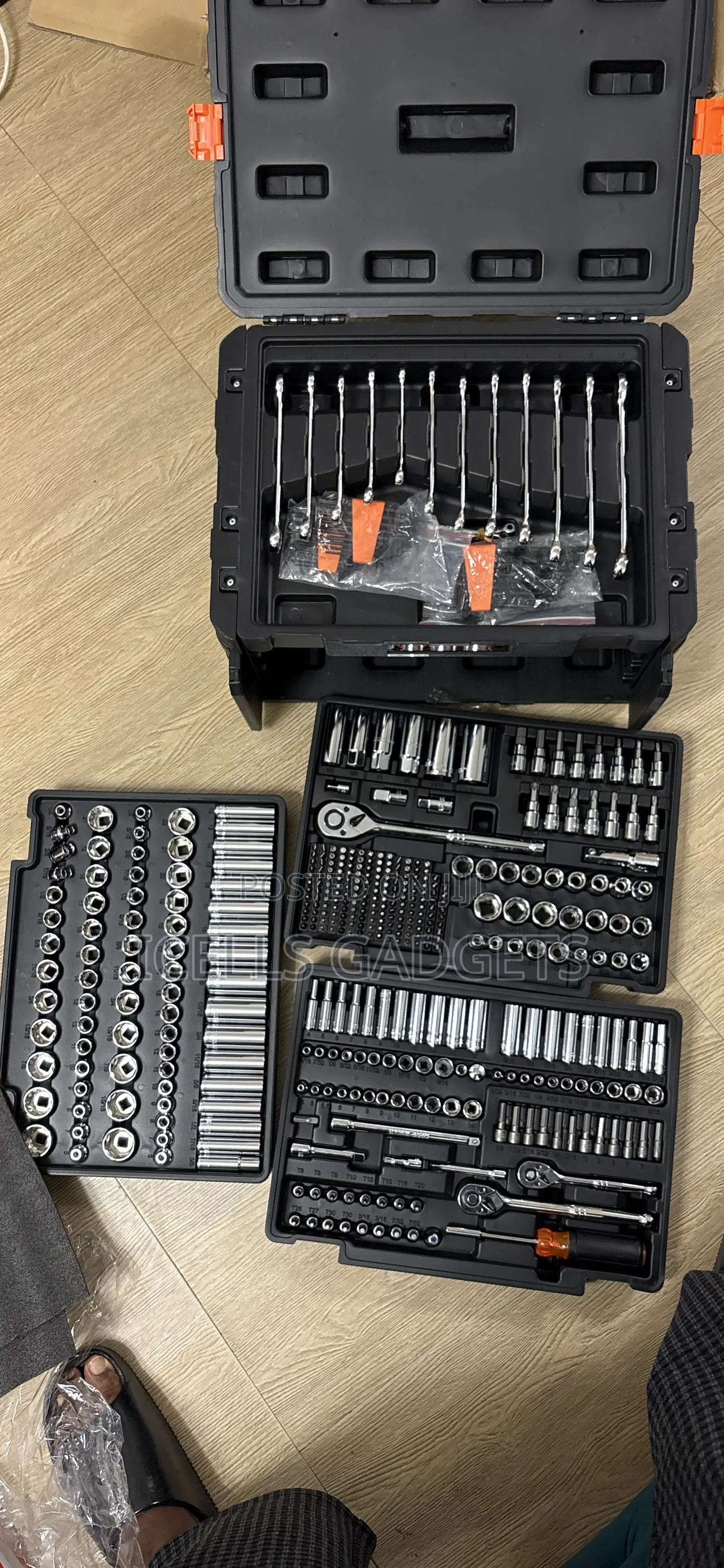 450 -piece Metric And Standard (Sae) Mechanics Tool Set With Hard Case