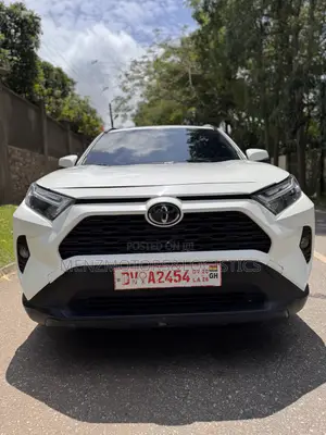 Toyota RAV4 XLE AWD 2023 White