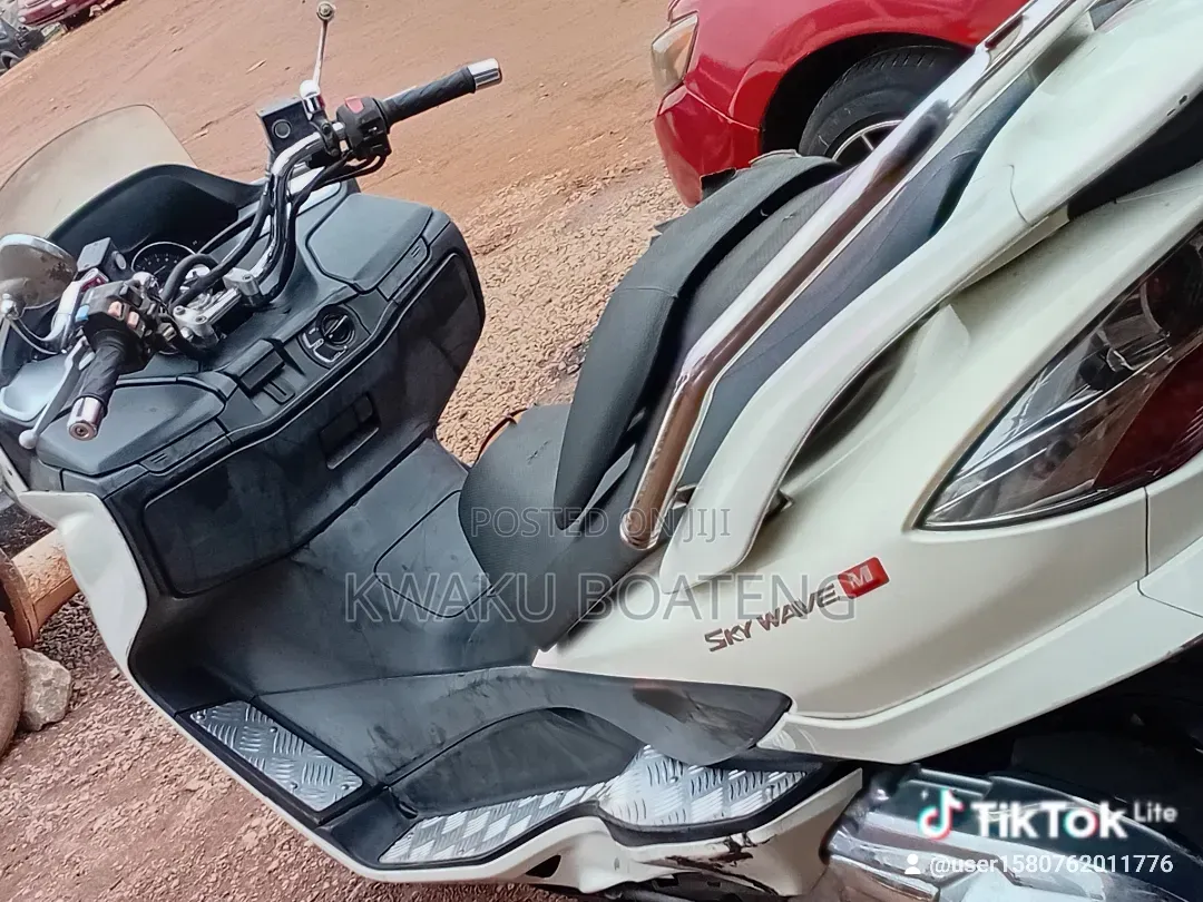 Suzuki Burgman 1999 White