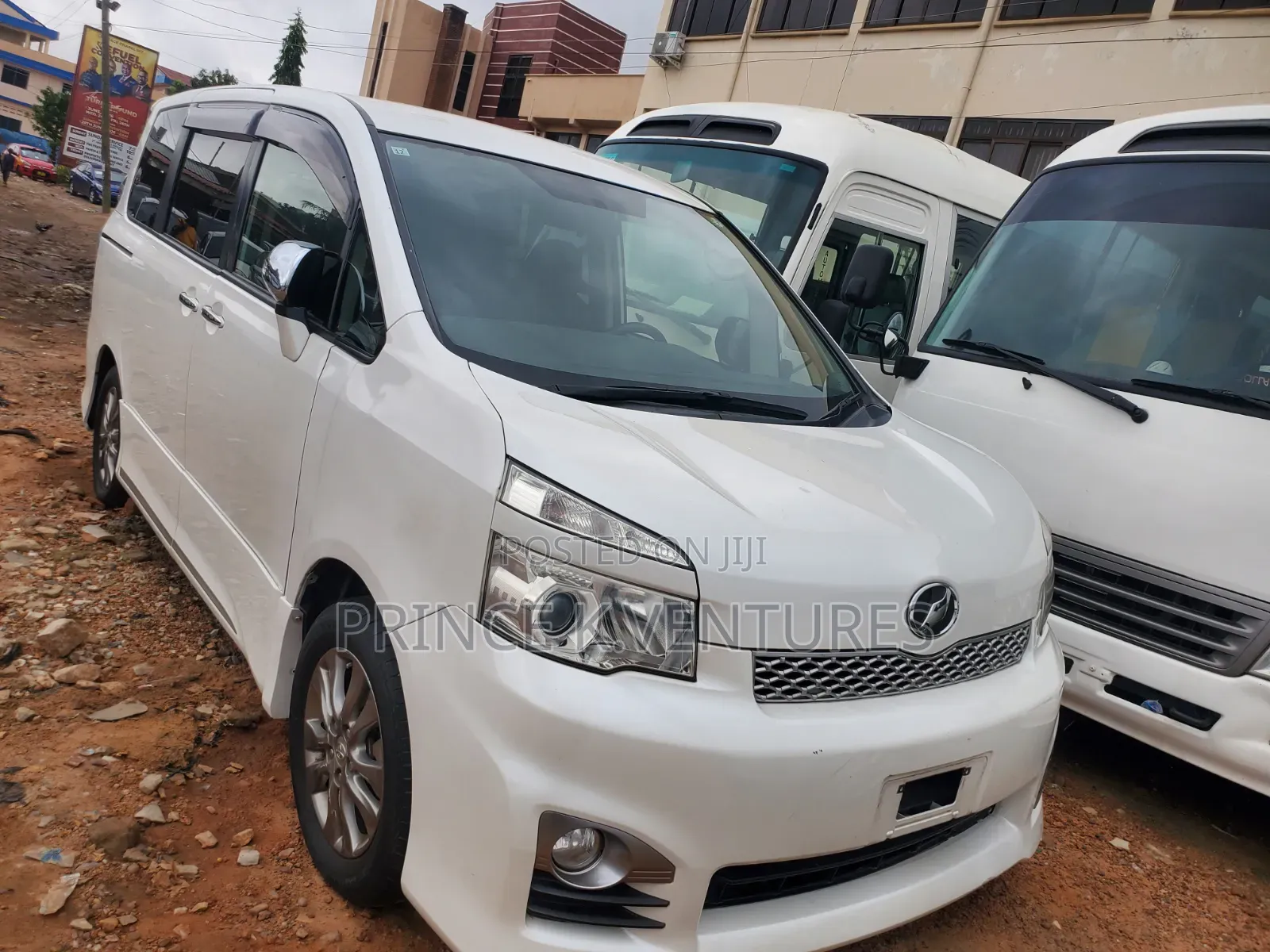 Toyota Voxy X 4WD 8-Seater 2013 White