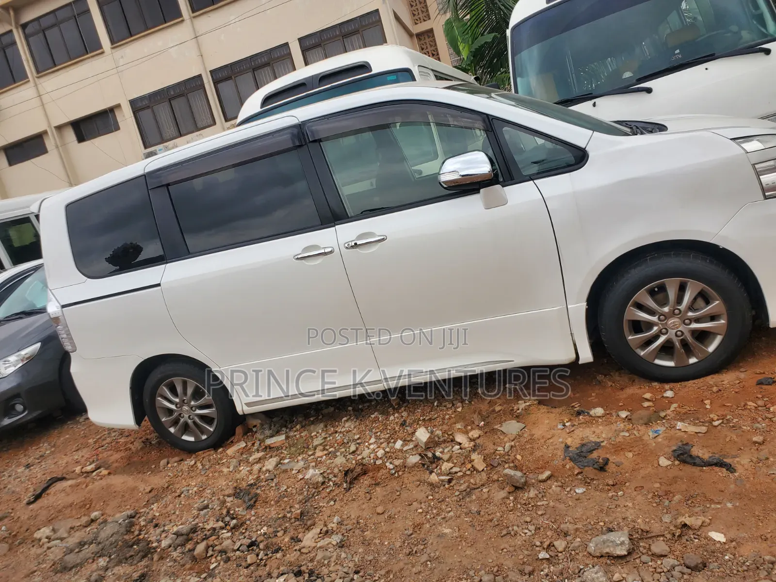 Toyota Voxy X 4WD 8-Seater 2013 White