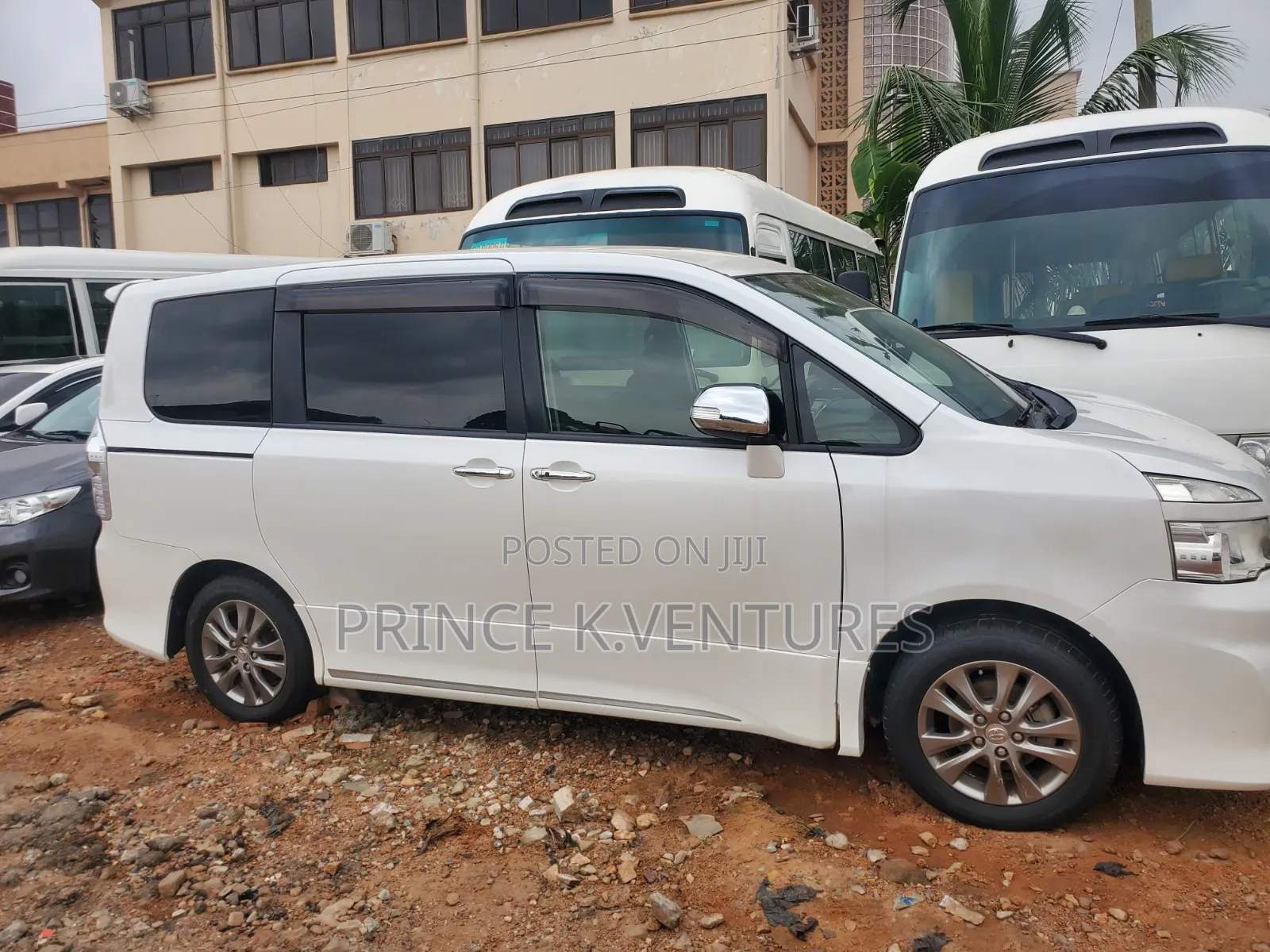 Toyota Voxy X 4WD 8-Seater 2013 White