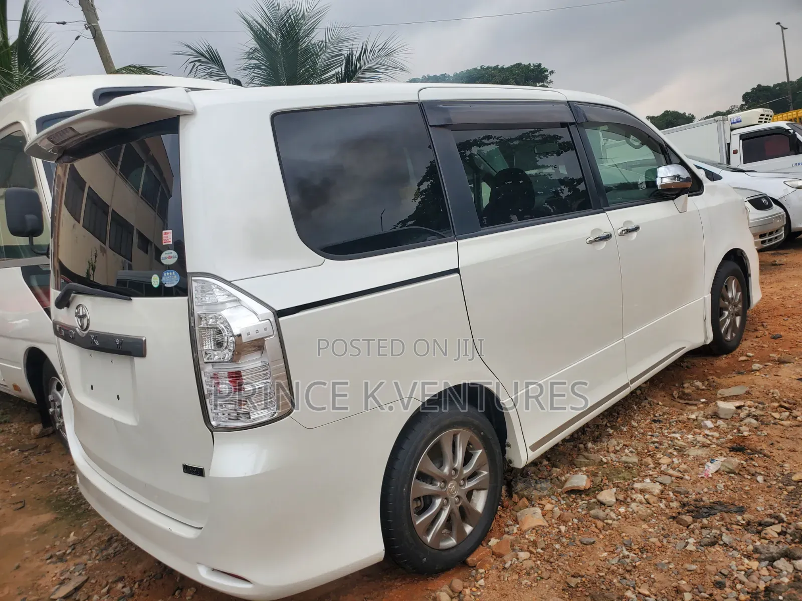 Toyota Voxy X 4WD 8-Seater 2013 White
