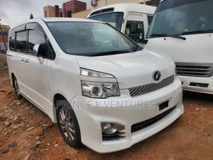 Toyota Voxy X 4WD 8-Seater 2013 White