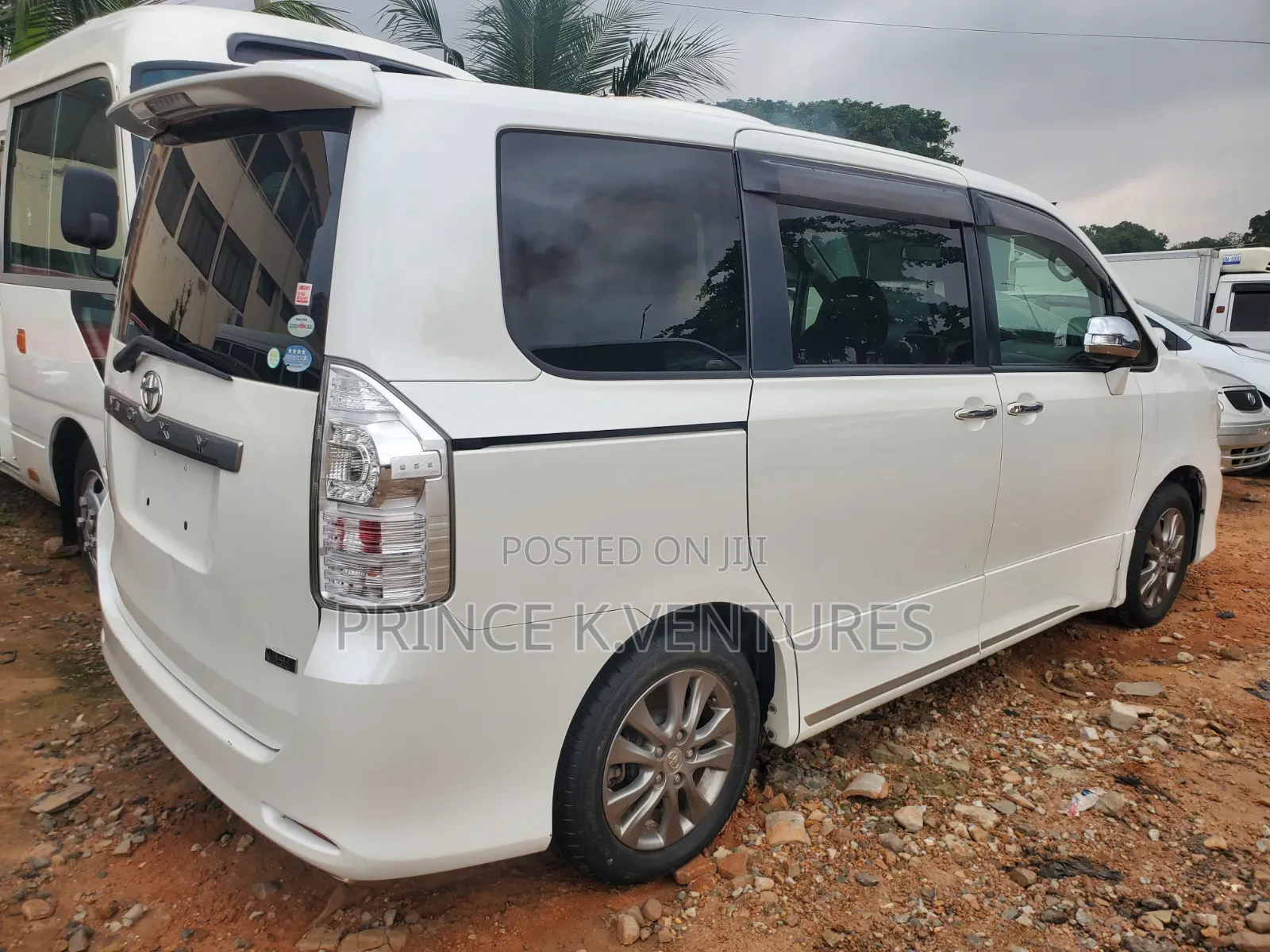 Toyota Voxy X 4WD 8-Seater 2013 White