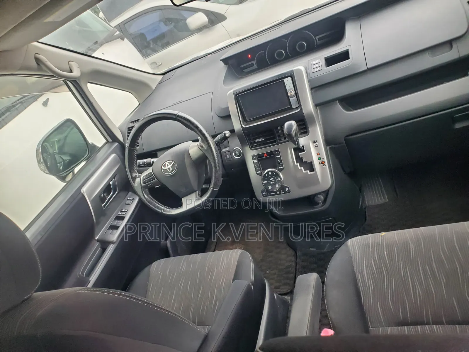 Toyota Voxy X 4WD 8-Seater 2013 White