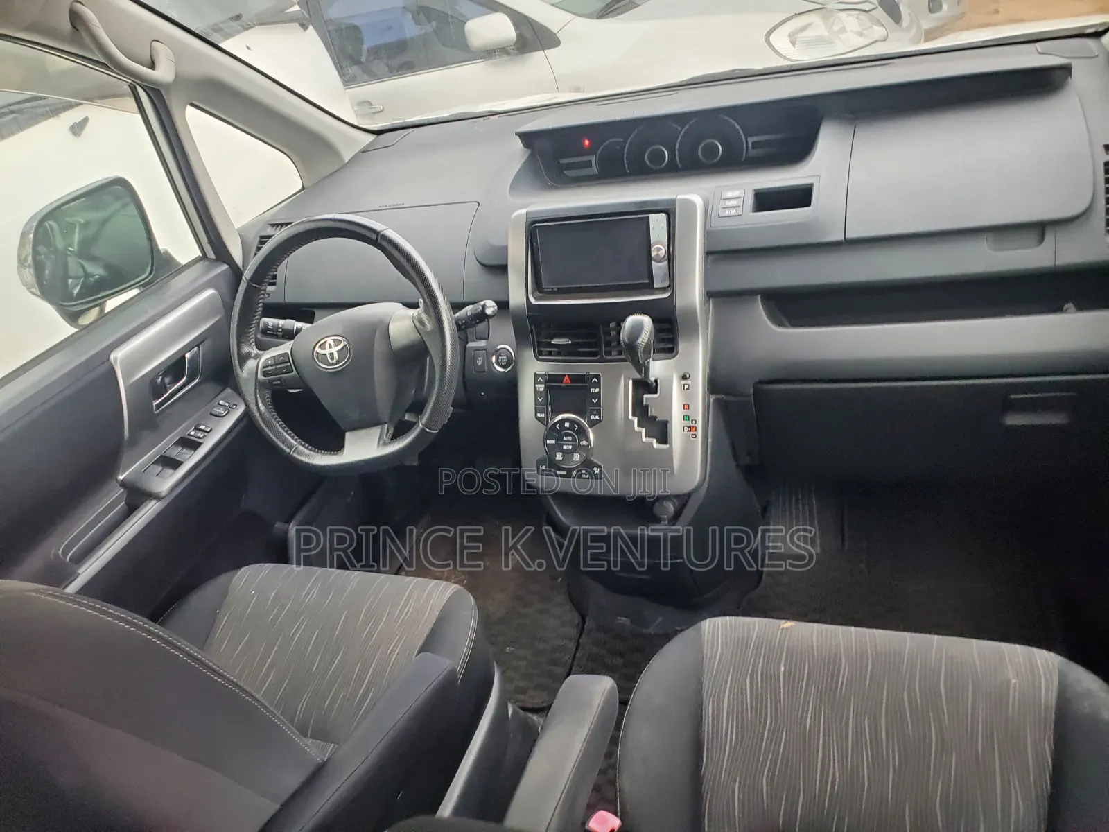 Toyota Voxy X 4WD 8-Seater 2013 White