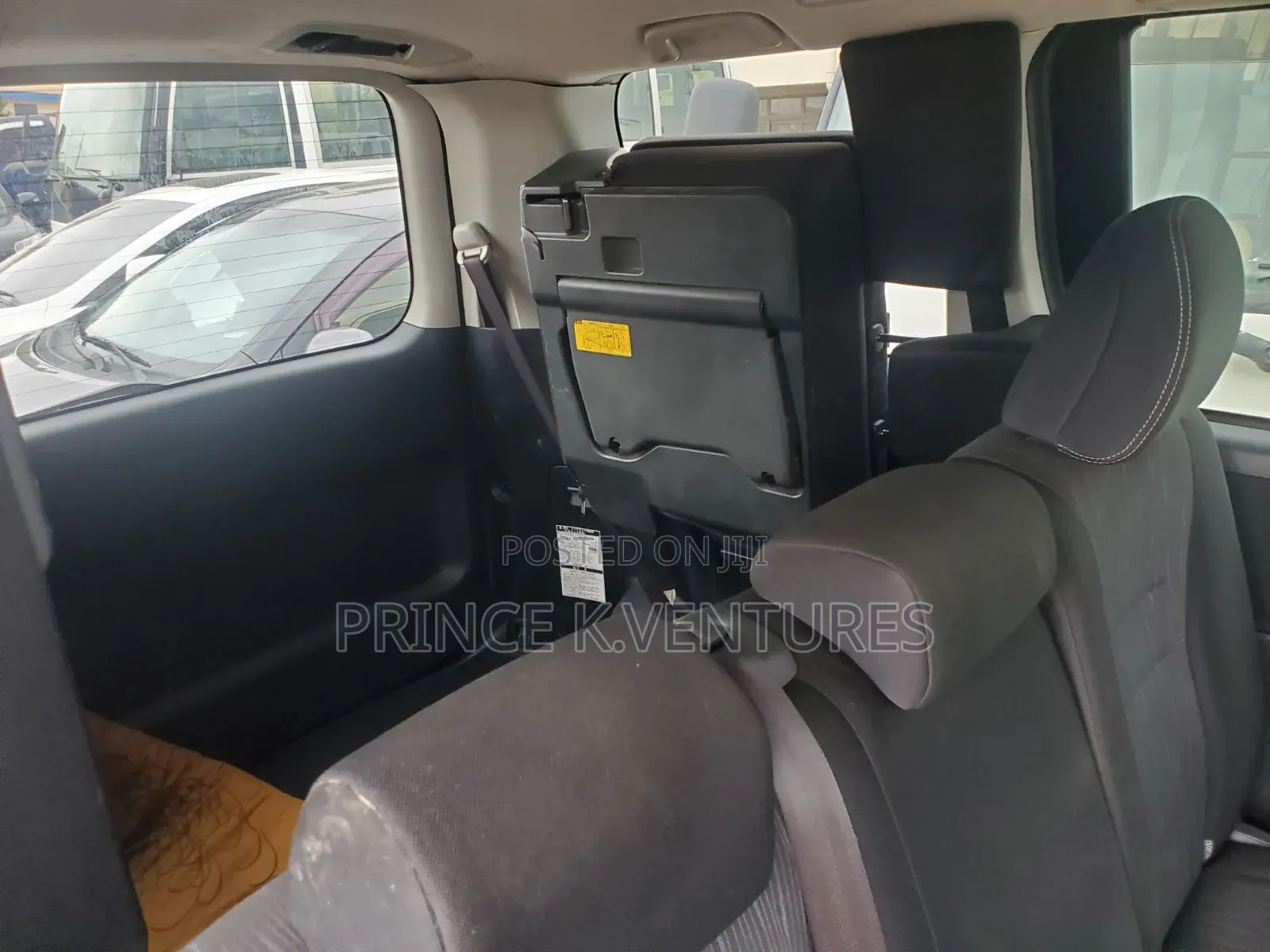 Toyota Voxy X 4WD 8-Seater 2013 White