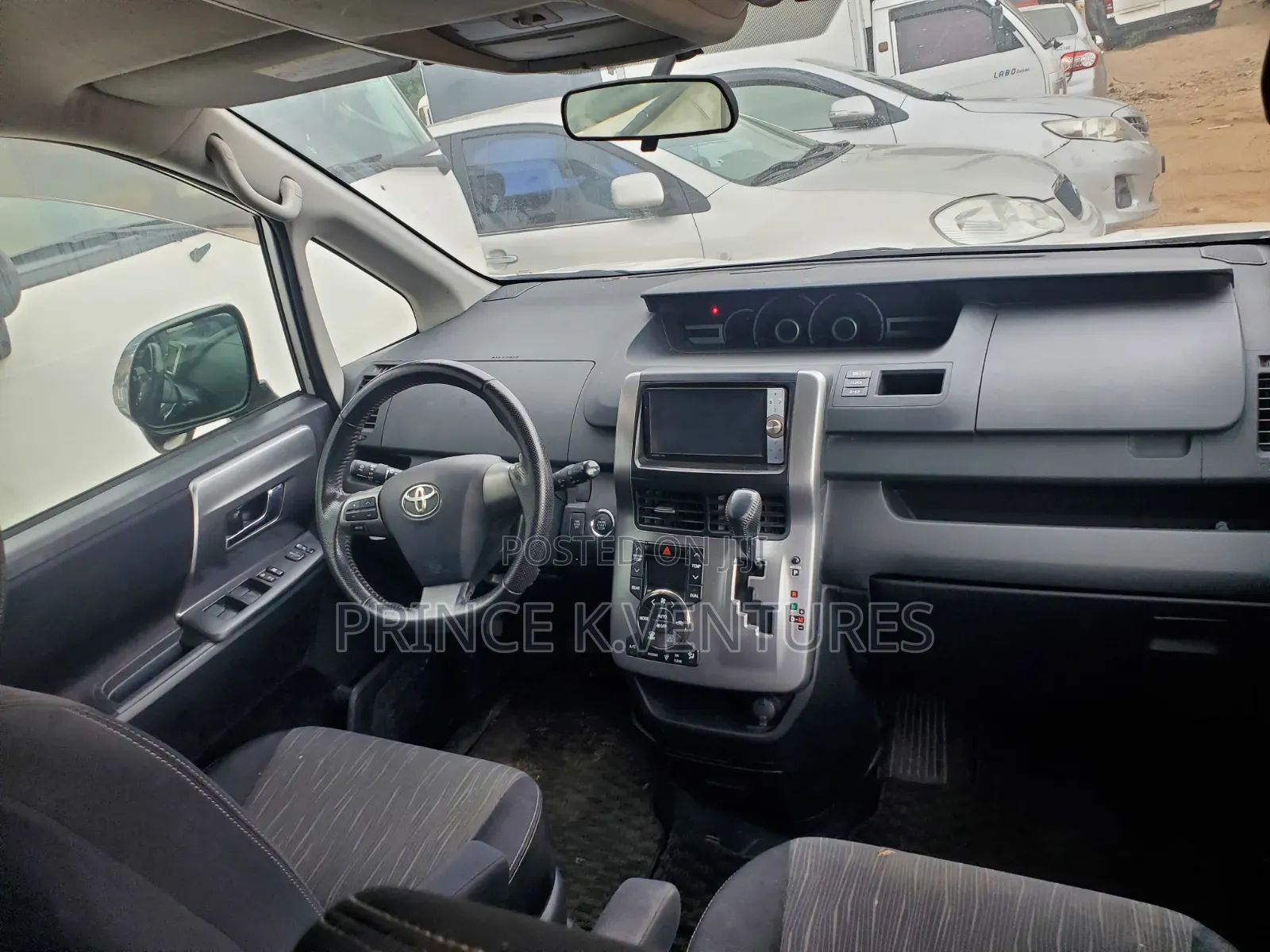 Toyota Voxy X 4WD 8-Seater 2013 White