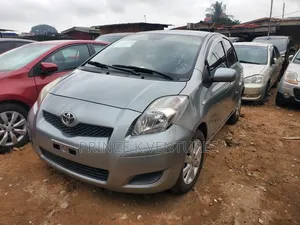 Toyota Yaris Base Hatchback 5dr 2010 Gray