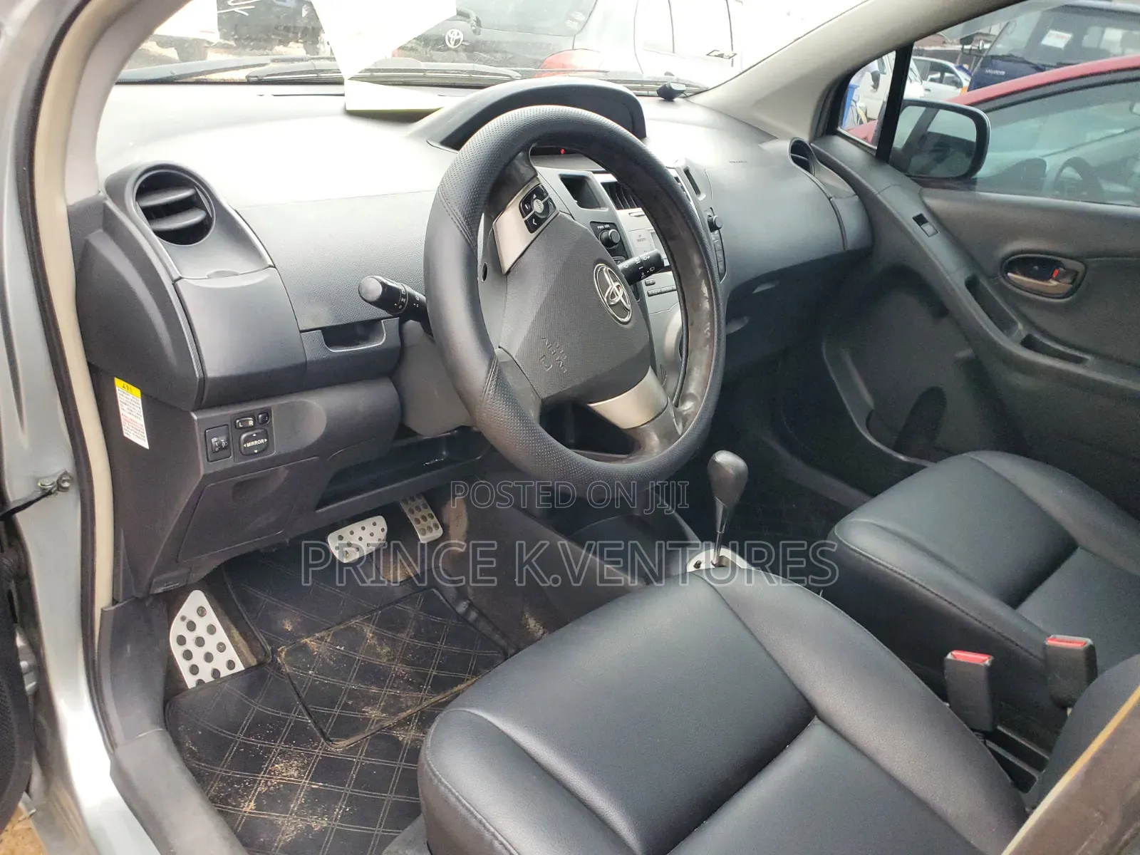 Toyota Yaris Base Hatchback 5dr 2010 Gray