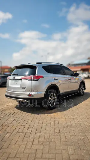 Toyota RAV4 LE 4dr SUV AWD (2.5L 4cyl 6A) 2018 Silver