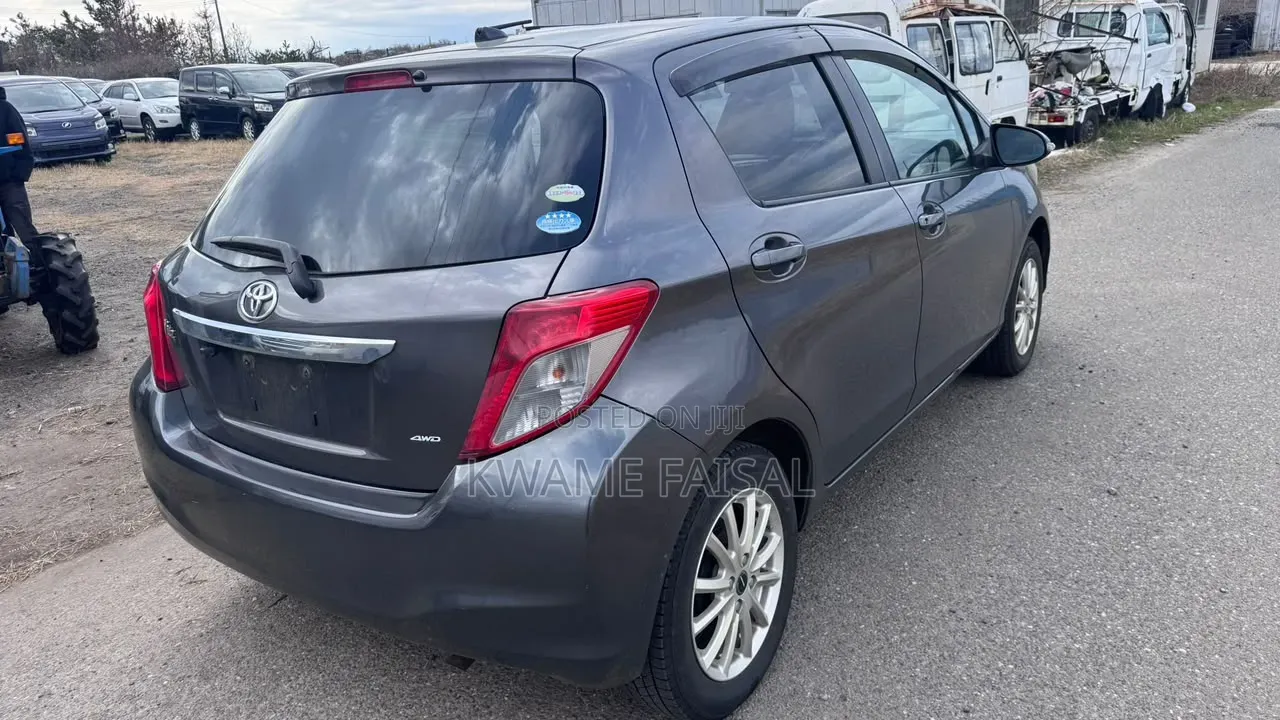Toyota Vitz 1.3 FWD 5dr 2012 Beige