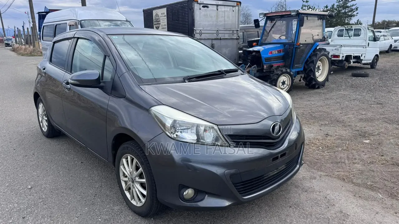 Toyota Vitz 1.3 FWD 5dr 2012 Beige