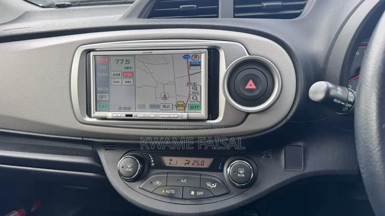 Toyota Vitz 1.3 FWD 5dr 2012 Beige