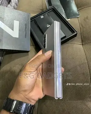 New Samsung Galaxy Z Fold 3 256 GB Gold