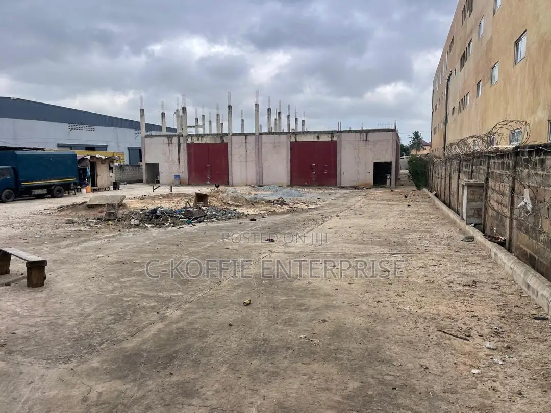 1000 SQM Showroom for Rent at Spintex
