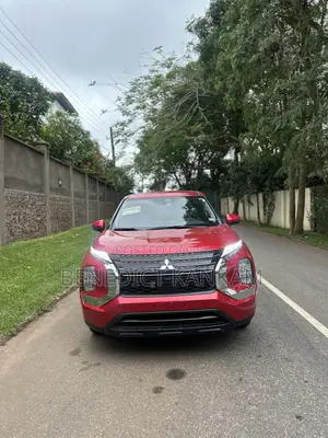 Mitsubishi Outlander SE 2024 Red