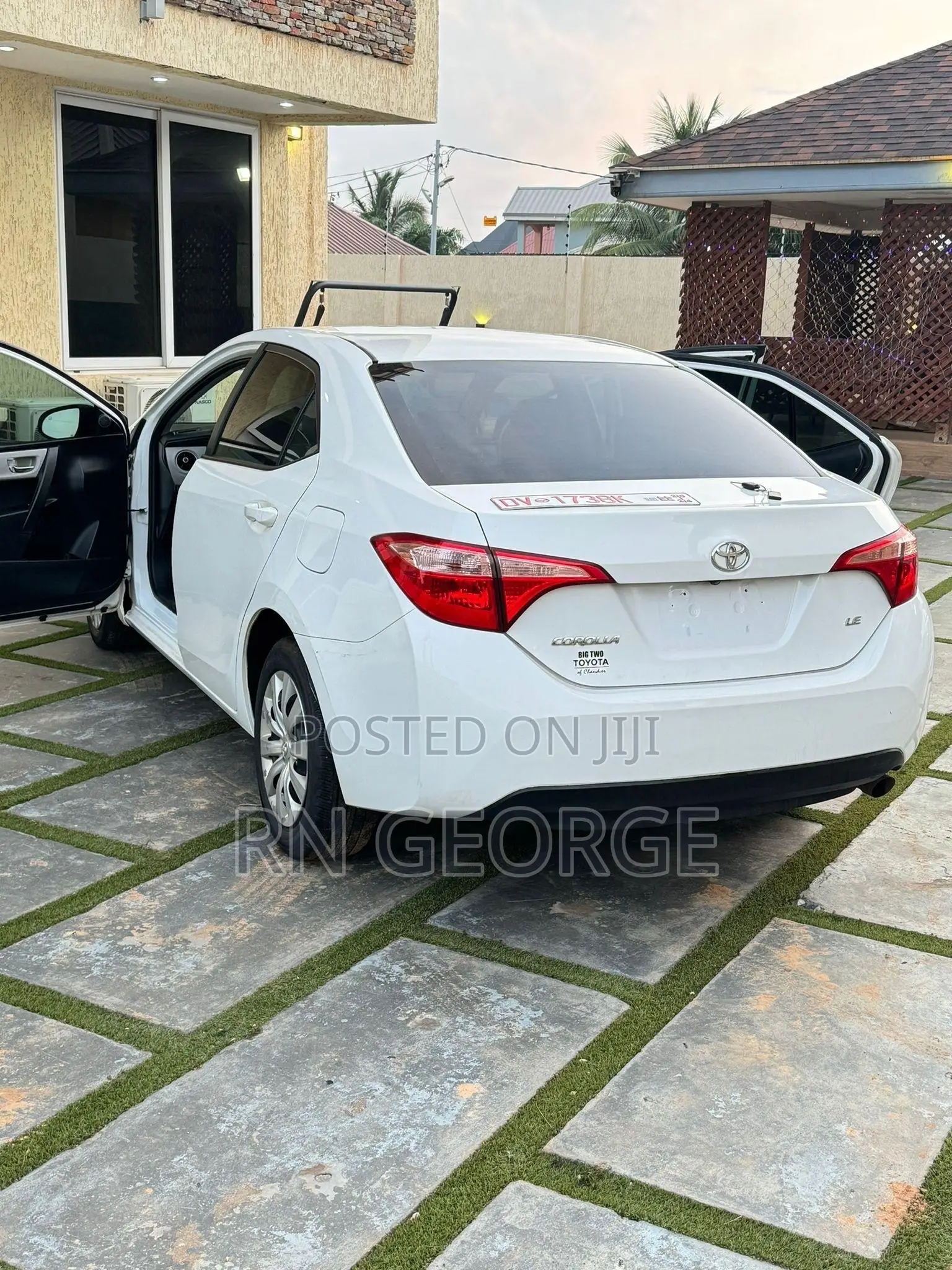 Toyota Corolla LE (1.8L 4cyl 2A) 2018 White