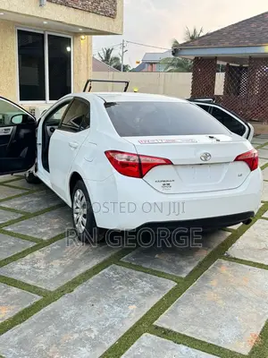 Toyota Corolla LE (1.8L 4cyl 2A) 2018 White