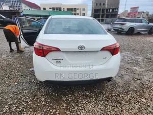 Toyota Corolla LE (1.8L 4cyl 2A) 2018 White