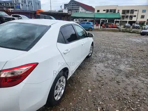Toyota Corolla LE (1.8L 4cyl 2A) 2018 White