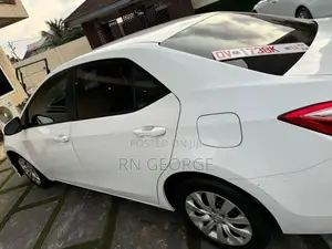 Toyota Corolla LE (1.8L 4cyl 2A) 2018 White