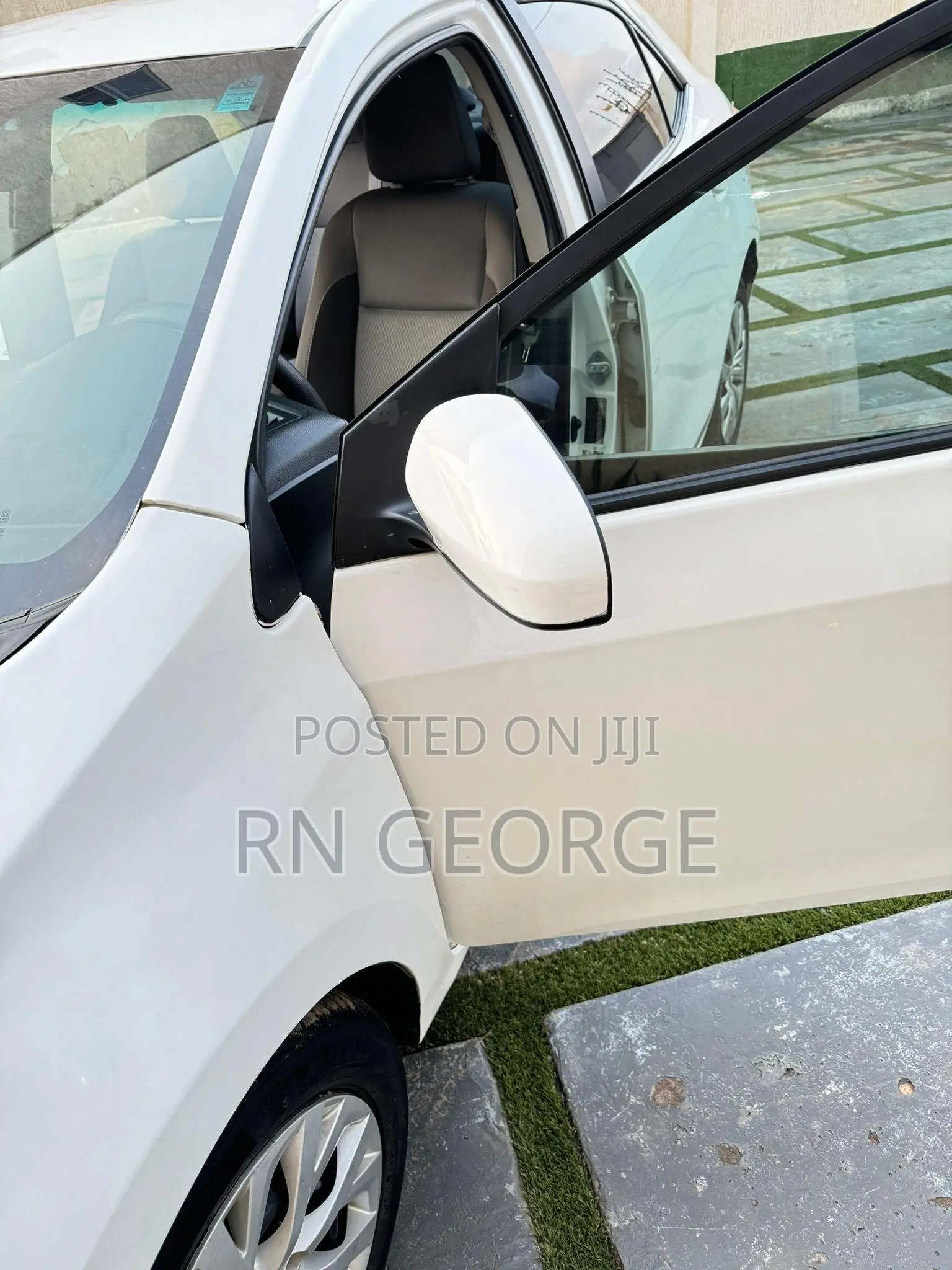 Toyota Corolla LE (1.8L 4cyl 2A) 2018 White