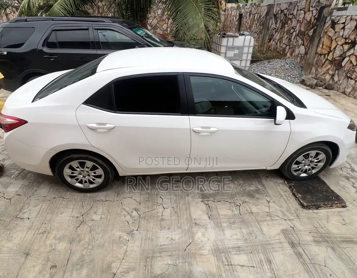 Toyota Corolla LE (1.8L 4cyl 2A) 2018 White