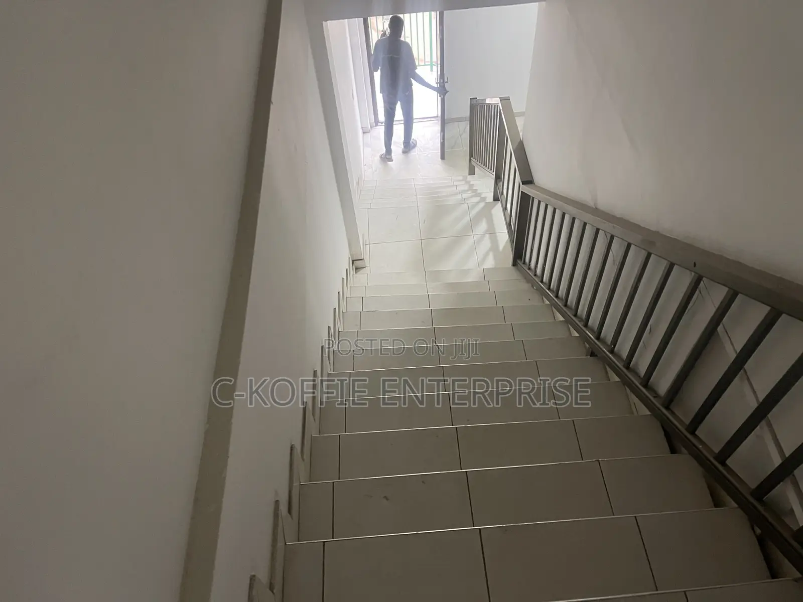 Vantage 1000 SQM Warehouse + 5 Offices at Spintex for Rent