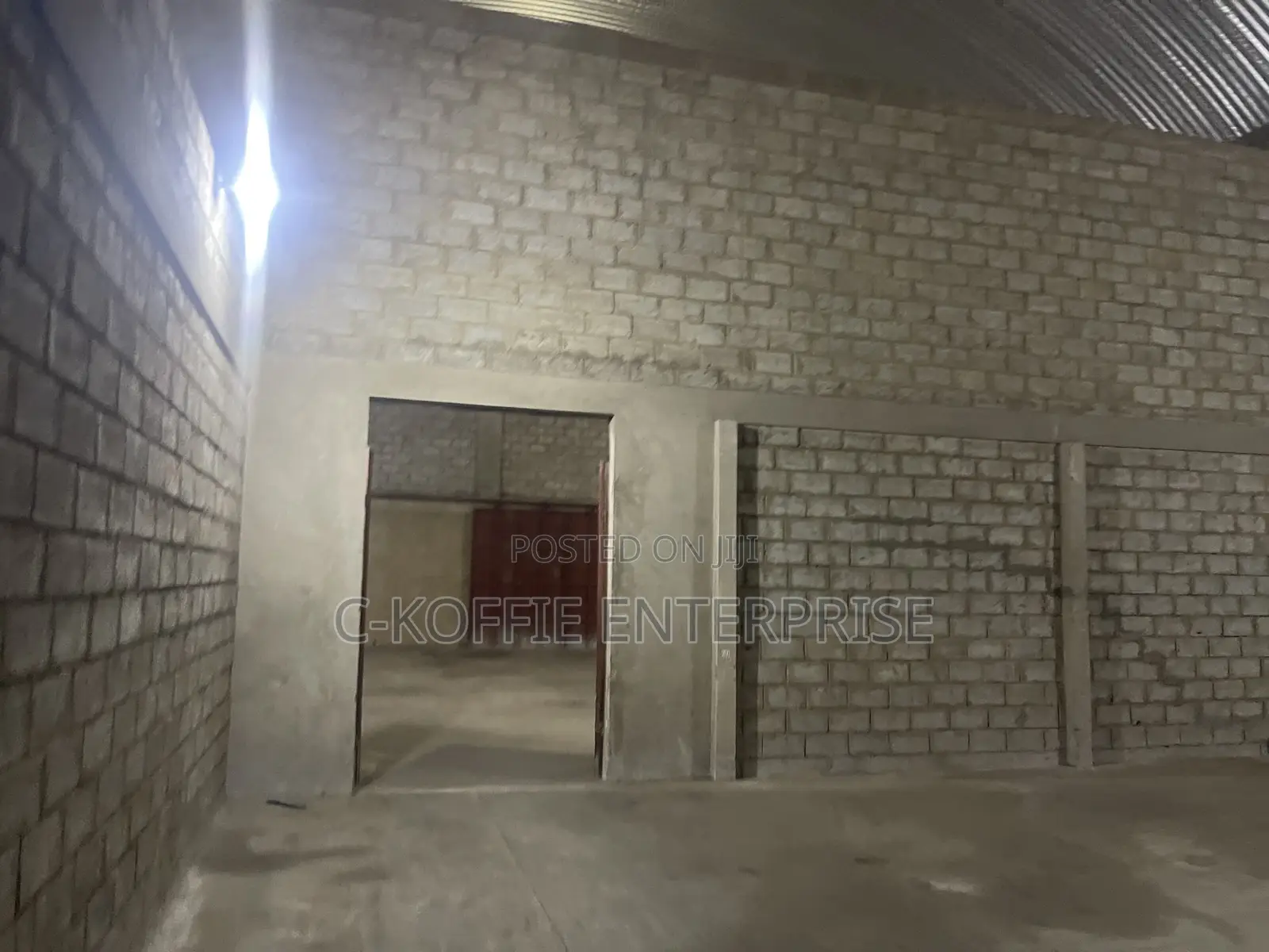 Vantage 1000 SQM Warehouse + 5 Offices at Spintex for Rent