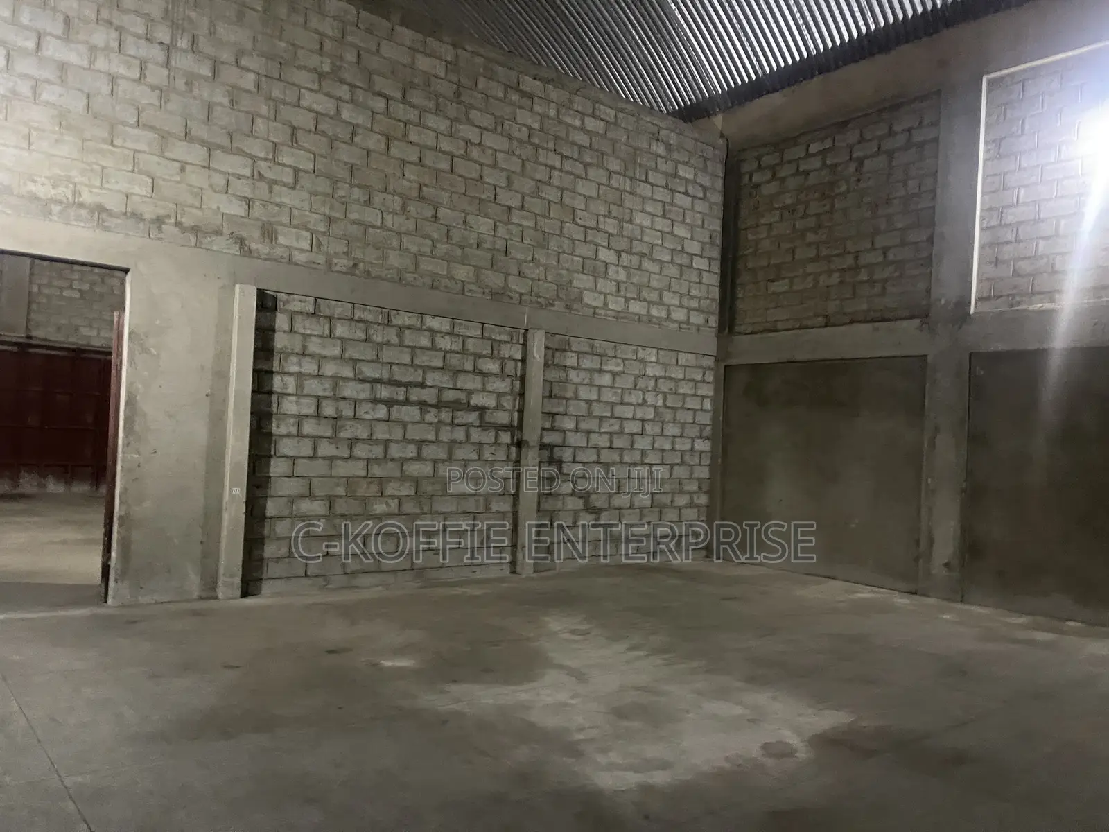 Vantage 1000 SQM Warehouse + 5 Offices at Spintex for Rent