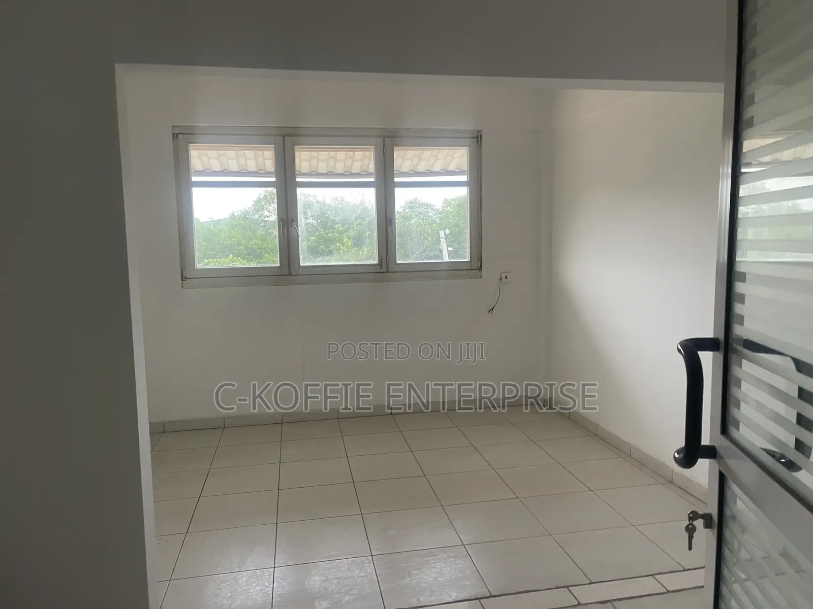 Vantage 1000 SQM Warehouse + 5 Offices at Spintex for Rent