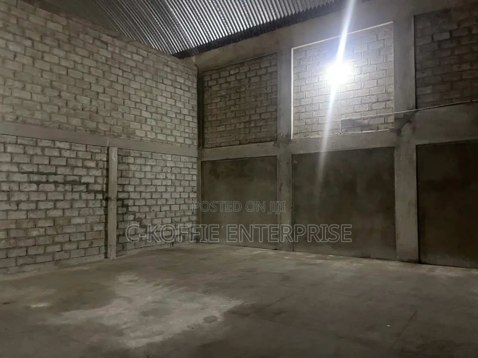 Vantage 1000 SQM Warehouse + 5 Offices at Spintex for Rent