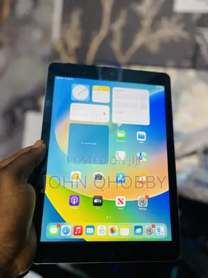 Apple iPad 9.7 32 GB Gray