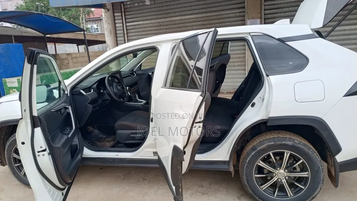 Toyota RAV4 2022 White
