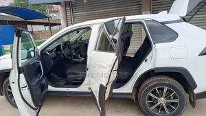 Toyota RAV4 2022 White