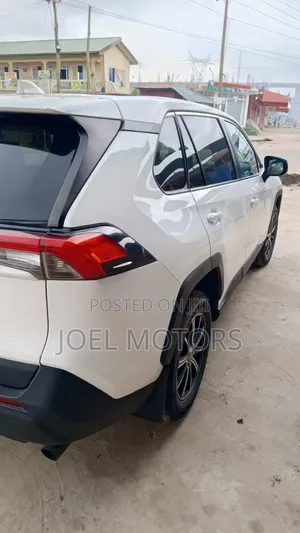 Toyota RAV4 2022 White