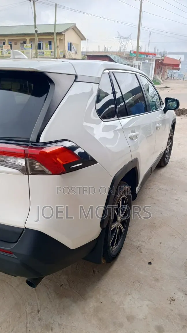 Toyota RAV4 2022 White