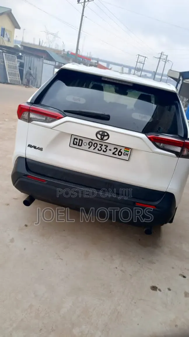 Toyota RAV4 2022 White