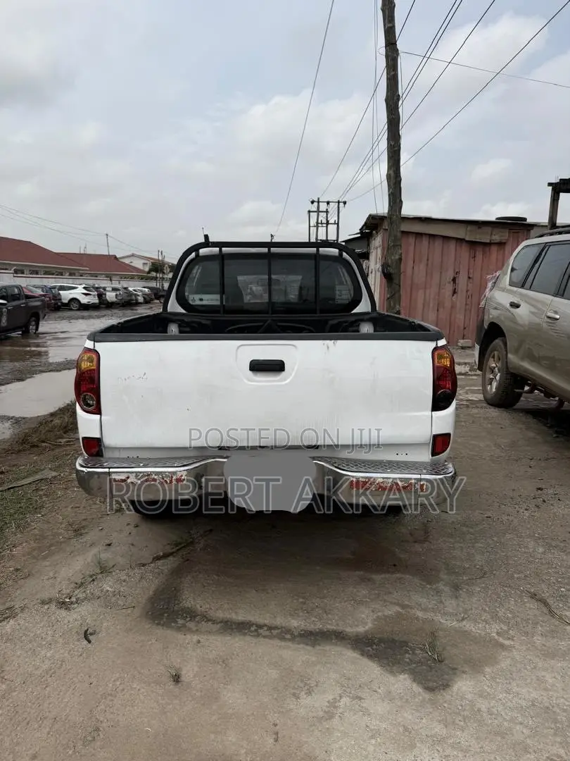 Mitsubishi L200 2013 White