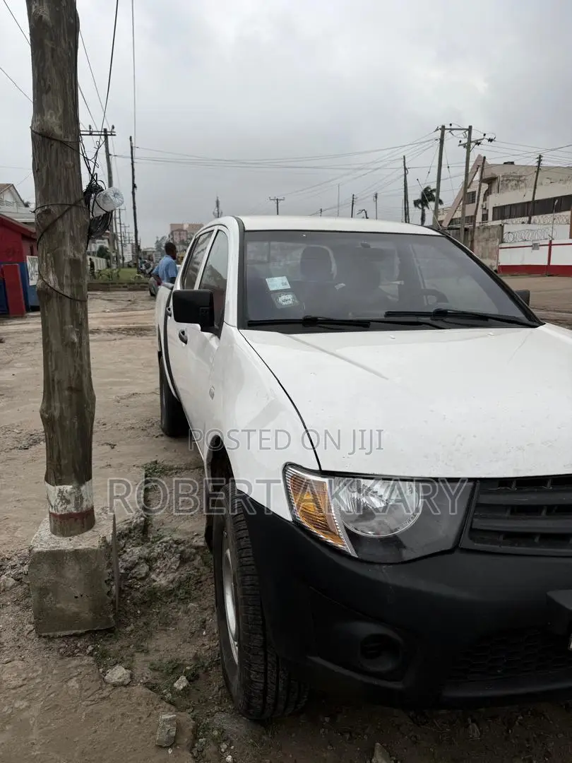 Mitsubishi L200 2013 White