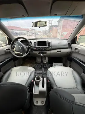 Mitsubishi L200 2013 White