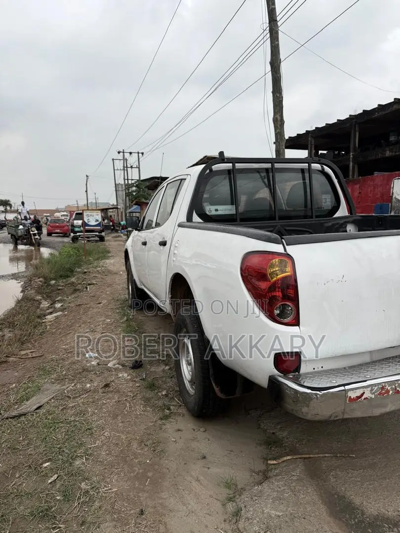 Mitsubishi L200 2013 White