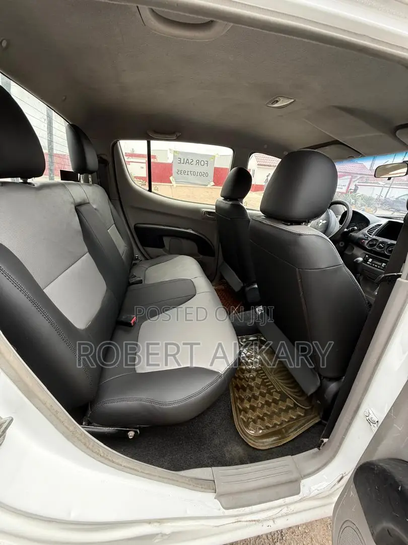 Mitsubishi L200 2013 White