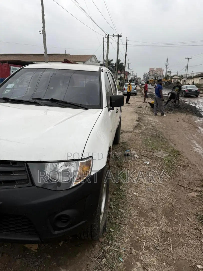 Mitsubishi L200 2013 White