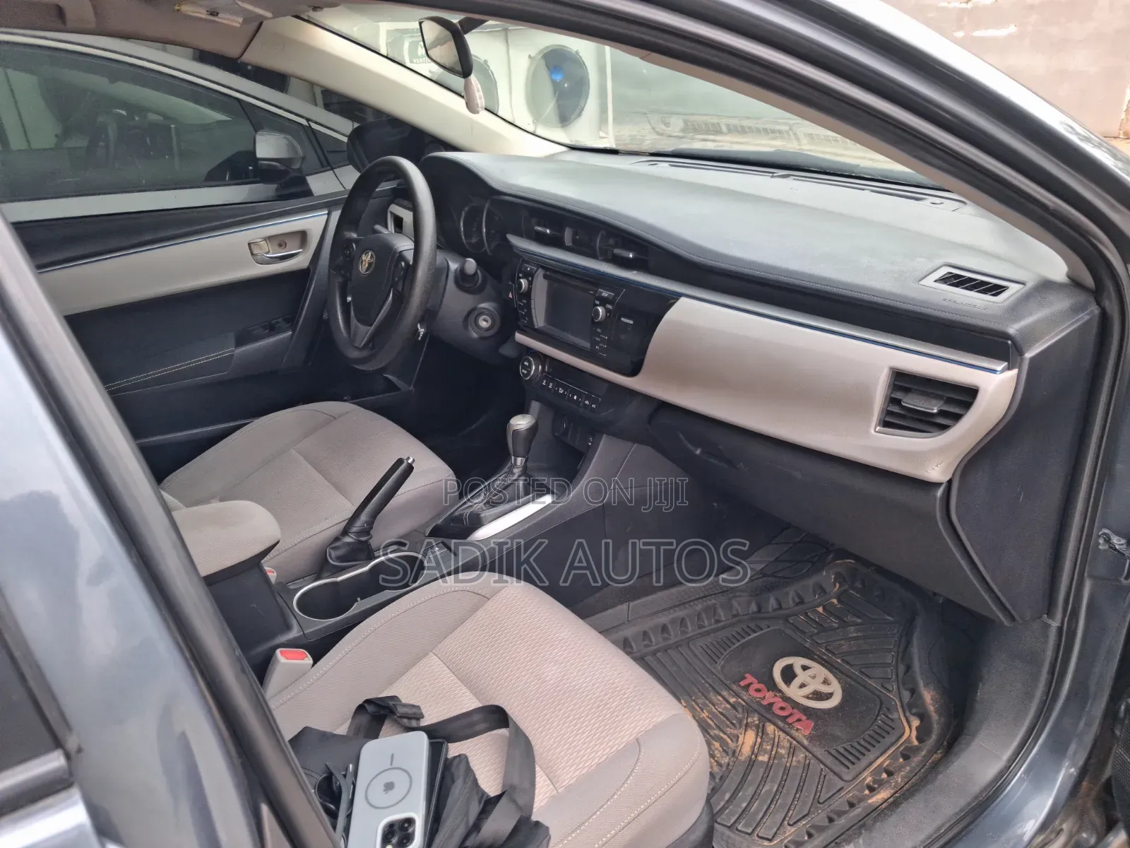 Toyota Corolla LE Plus 4dr Sedan (1.8L 4cyl CVT) 2015 Gray