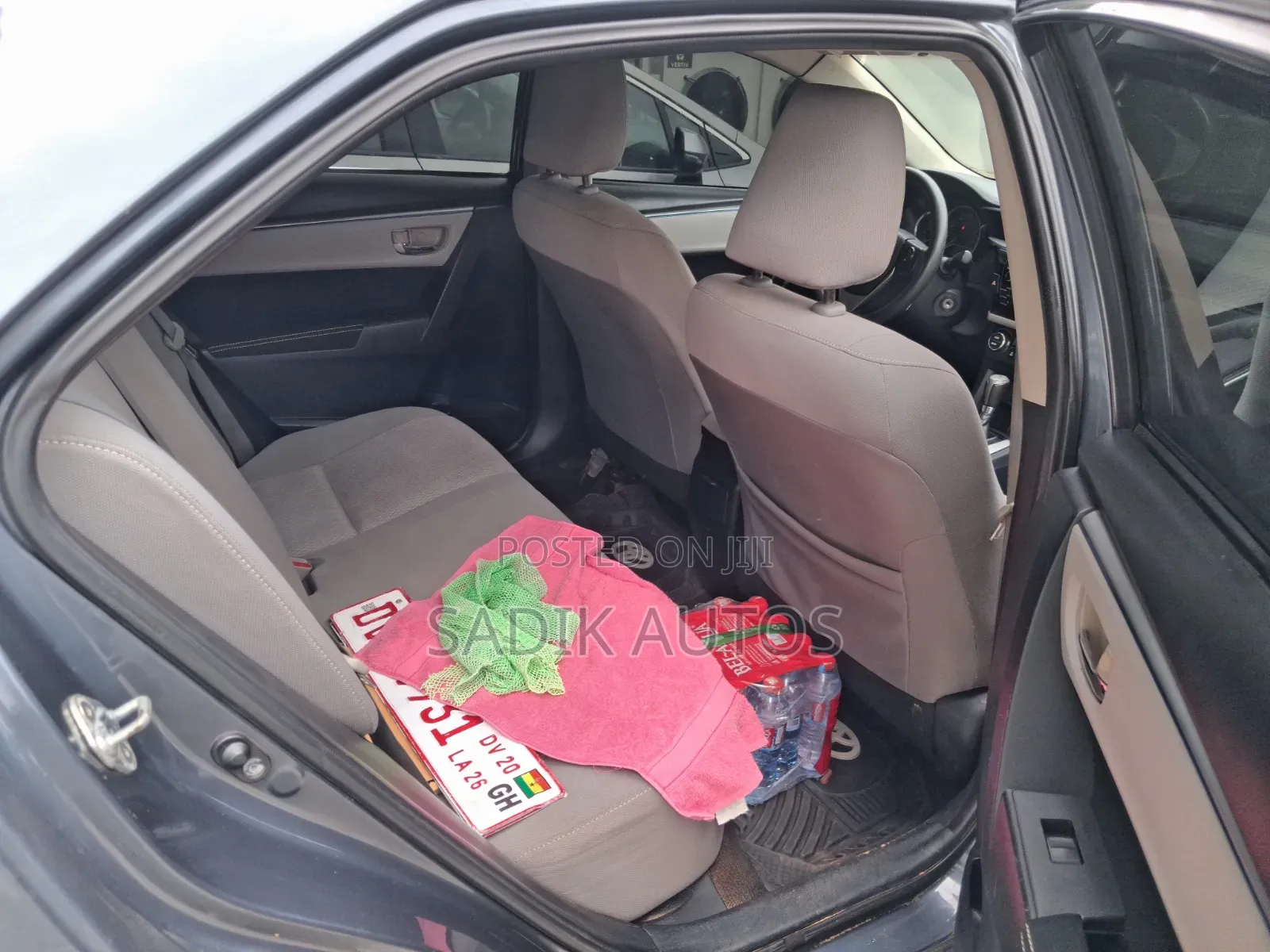 Toyota Corolla LE Plus 4dr Sedan (1.8L 4cyl CVT) 2015 Gray