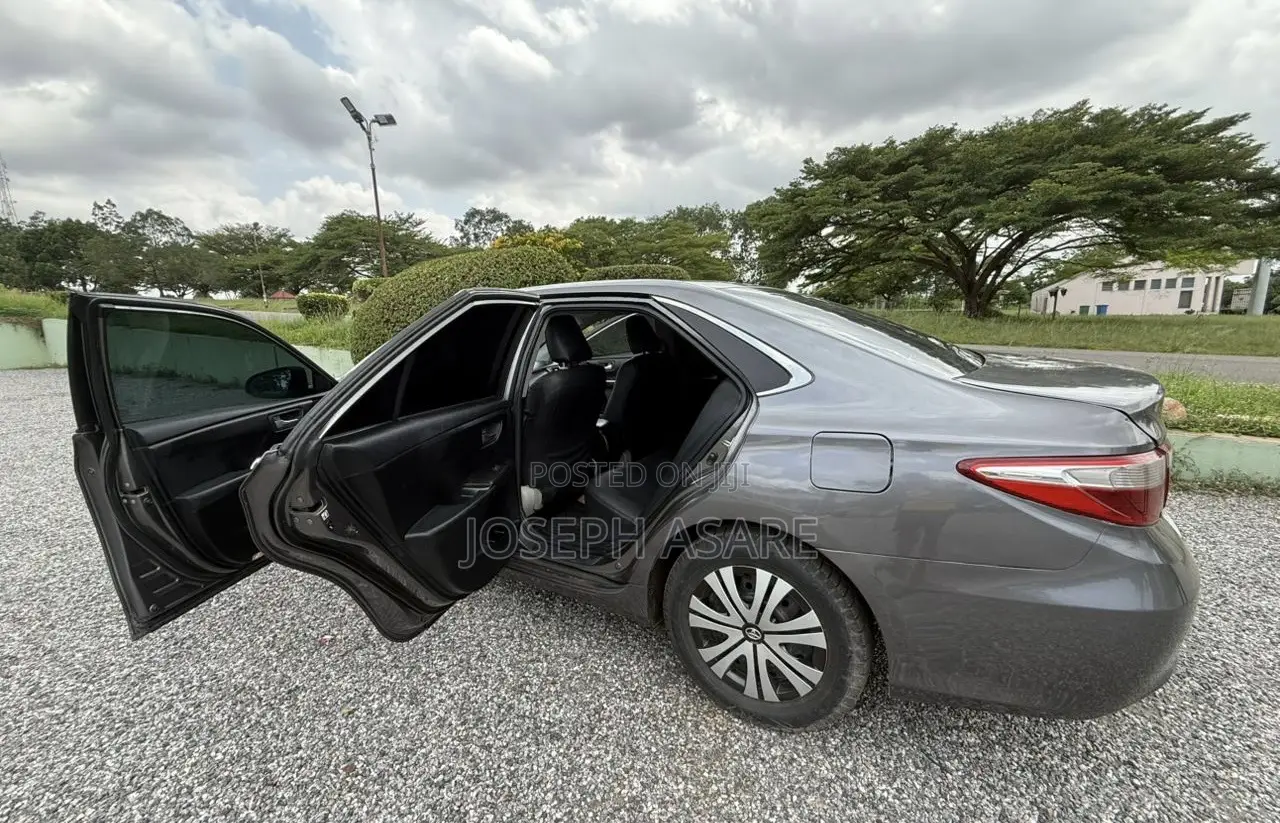 Toyota Camry LE 4dr Sedan (2.5L 4cyl 6A) 2016