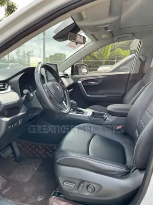 Toyota RAV4 XLE Premium FWD 2020 White